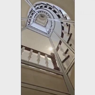 Oszczędna przestrzeń półokrągła windy.