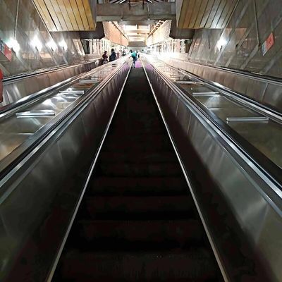 20 metrów wind i schodów ruchomych 100 osób/min